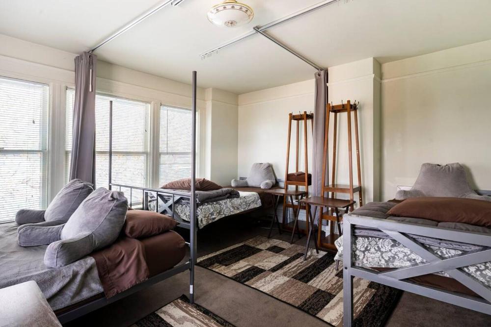 Quadruple Room with Shared Bathroom interior