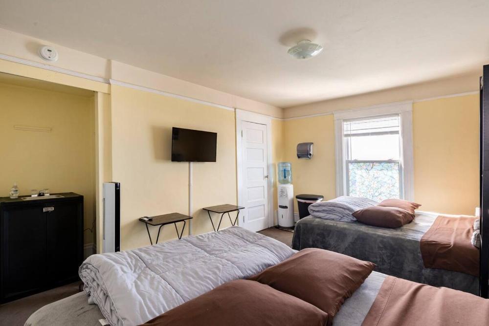 Quadruple Room with Shared Bathroom interior